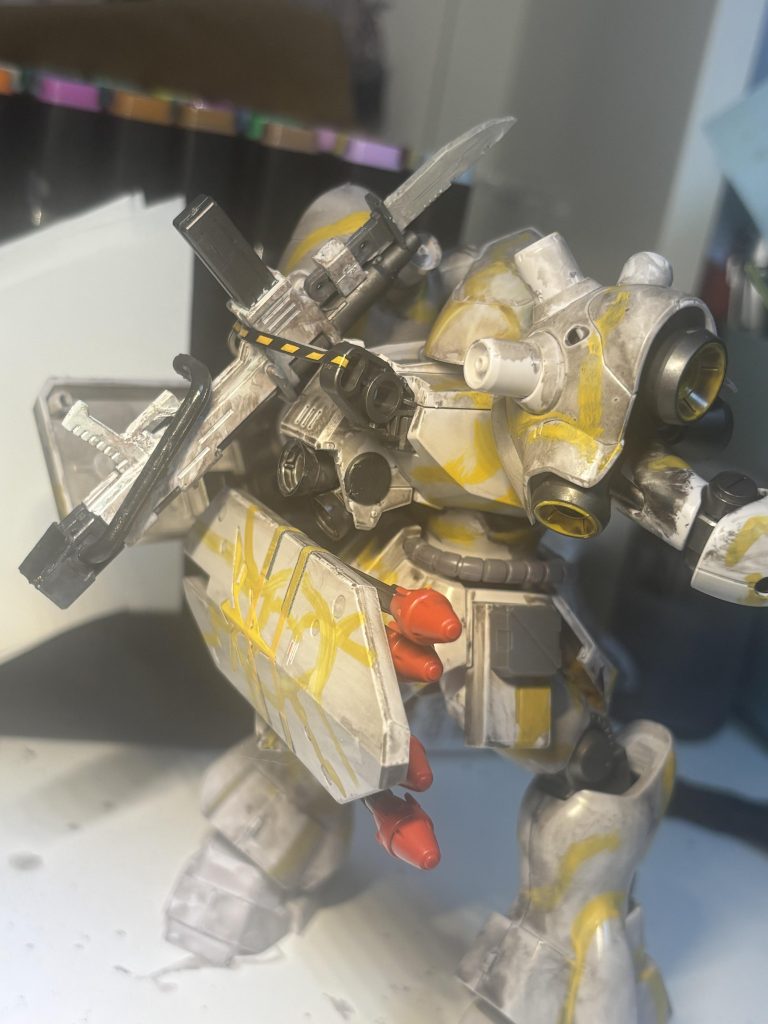 腰にランチャーを4門、サーベルを2機とこのサイズのMSとしては少し物足りない