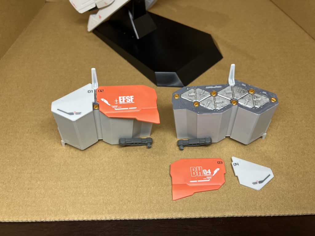 ミサイルコンテナはアームで肩部に接続します。