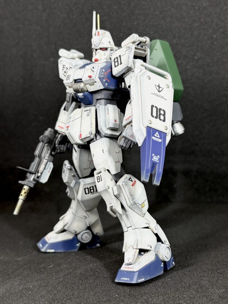 ハイキューパーツさんのUSリベットをサイズ変え各所に貼り付け。全体に馴染ませるため、金属の輝きは艶消しで抑えています。シールド部2㍉、膝のサイド1.5㍉、胸サイド1㍉です。