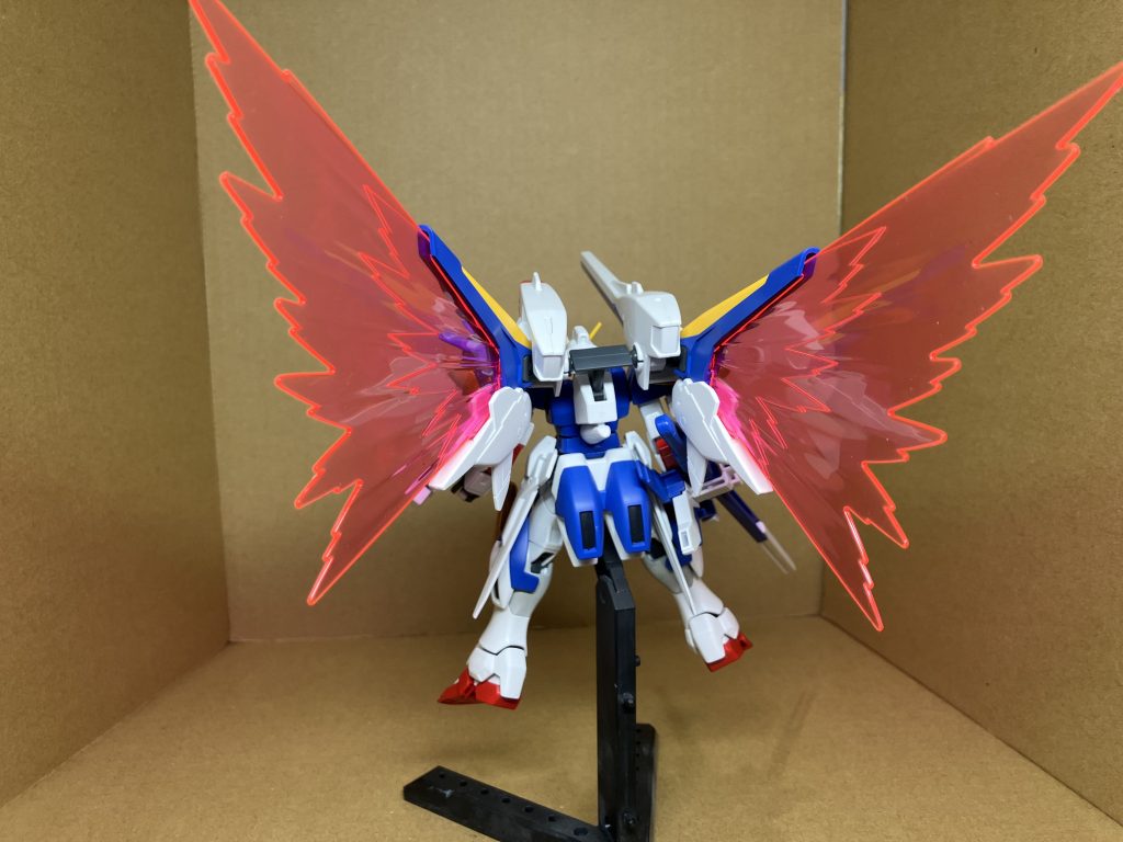 腰部パーツに0.5ミリと1.0ミリのプラ板を取り付け、光の翼に負けないように補強しました。