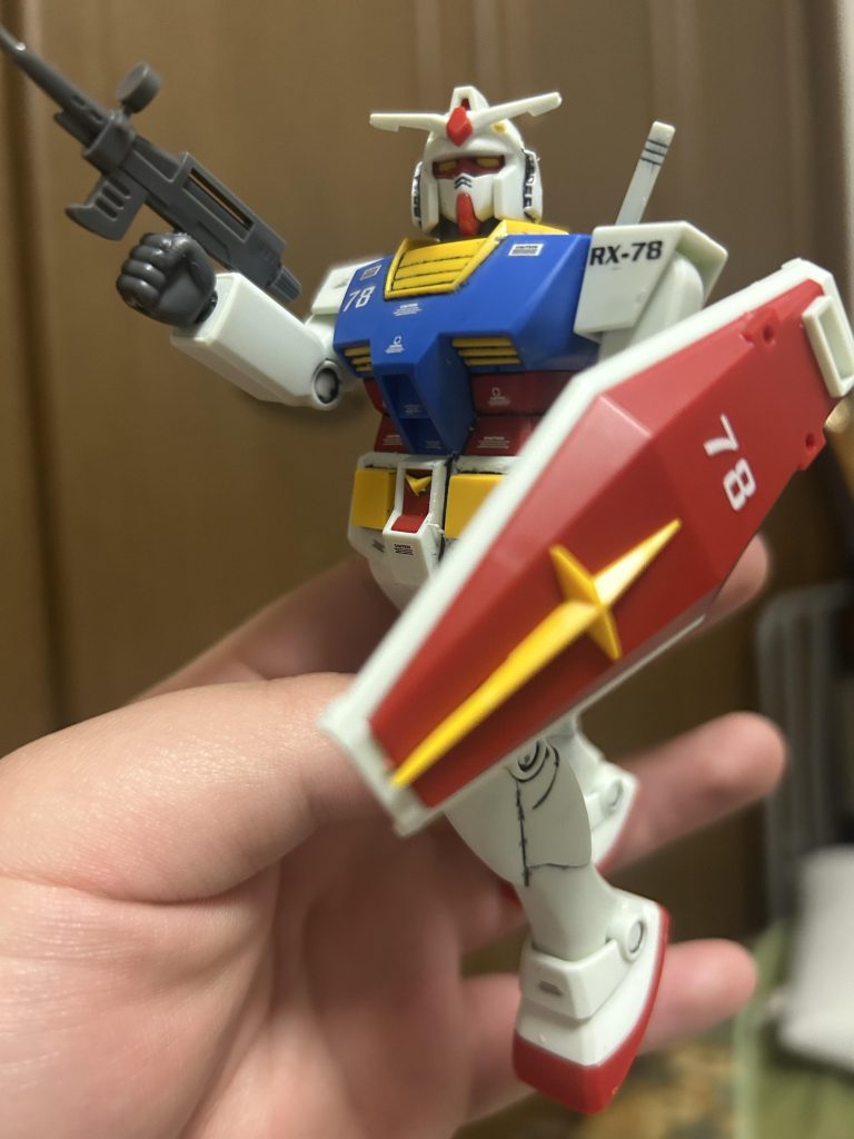 完成しましたがここで問題が！ポージング厳しいな！？足もそんなに曲がらず、胴体も真っ直ぐなため可動域が限られてる状態の中、ポーズを決めるのが難しかったです。そこが一番苦労しました…。