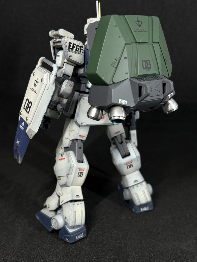 パラシュートパック装備のバッショット見えていませんが、バーニアノズルは外側はダークステンレスシルバー、内部はクリアブルーにウェザリングマスターで焼き色追加で塗り分けています。