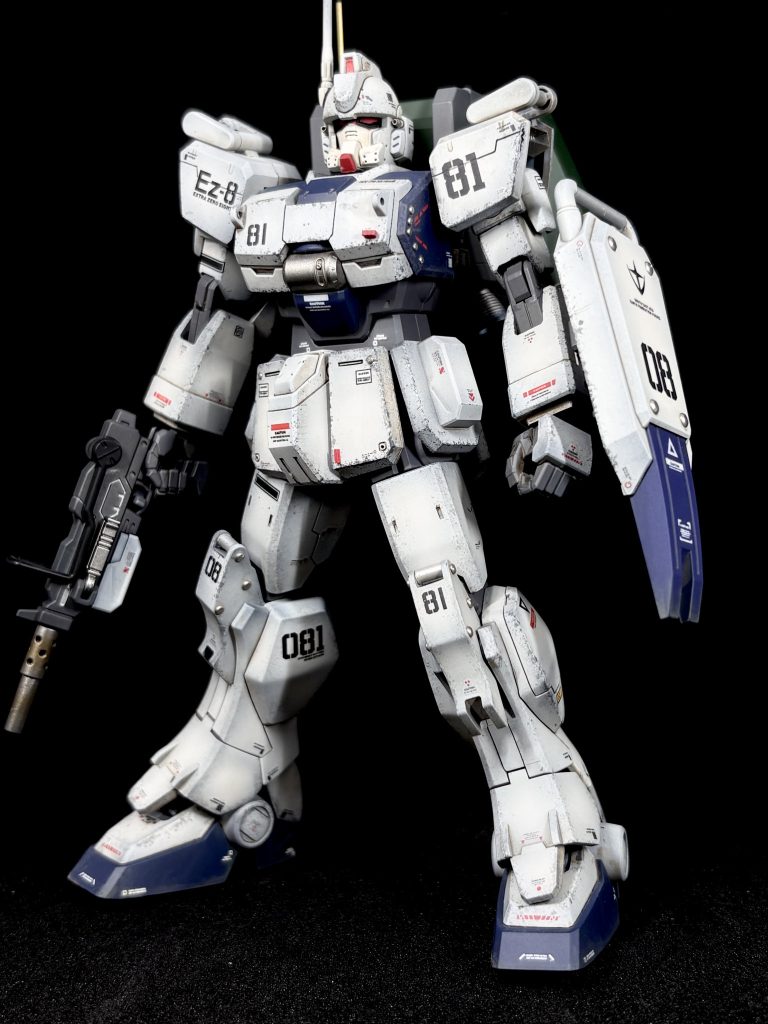 正面ややナナメからのショット。塗装は黒立ち上げ(黒サフ)からのグラデーション塗装です。ウォッシングをするので白色をきっちり発色させることよりエッジの黒を残すことを意識して塗装しました。