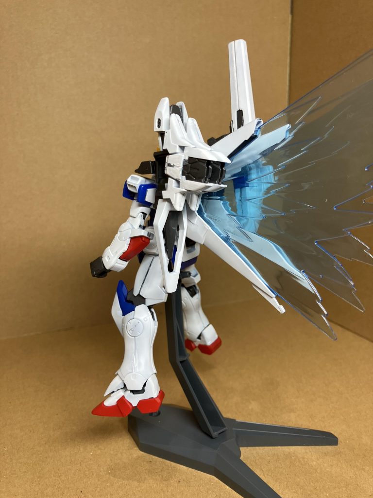 一部パーツを外して、無改造で取り付いています。