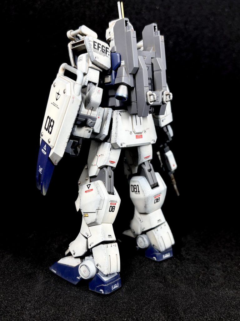 バックショットランドセルにはカラビナみたいな部品をつけましました。陸戦型なのでほかMSをロープで牽引することもあるかなと想像して。結構似合ってると個人的に満足です。