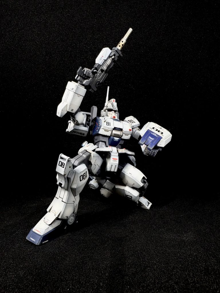 グラデーション塗装後、一旦クリアコーティング。デカール貼りとスミイレを行い今度は半ツヤでコーティング。クレオスさんのウェザリングカラー・グレイッシュブラウンでウォッシング。その後、タミヤエナメルカラー・ダークグレイでチッピングしました。仕上げにタミヤウェザリングマスターを使用して、スリッパの土汚れやマシンガンの焼色を表現してみました。最後にクレオスさんのスムースクリア艶消しで3度目のクリアコートで完了です。