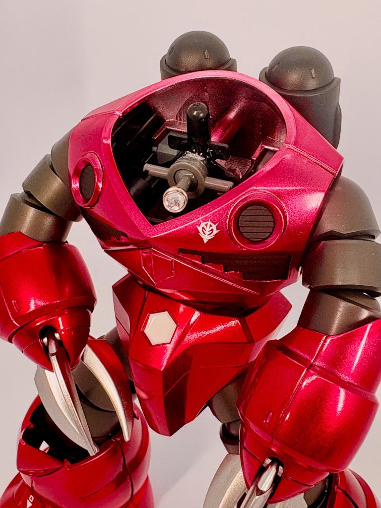 唯一の改造、モノアイの可動化です。キット元々だとモノアイはシールでおしまいだったので、それでは悲しいってことで一手間加えました。モノアイレールを120度くらいカットし、内部フレームからボールジョイントを伸ばし、いい位置でsachiプラモさんのオールマイティモノアイを取り付けました。ほんとこのモノアイはいい感じにキラッと光って良いんですよねー。