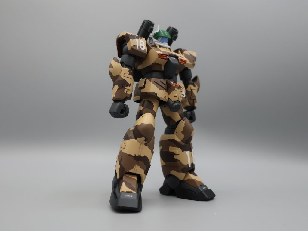 列に並んだ順に、隣の女子とペアになります私の相手は背が小さいショートカットの女子です　プライバシー保護のため　Uと呼ぶ事としますお互いの足を紐で結ぶと　U子は「ねー　走る時、肩に手かけないで」と言ってきたのです私　『　え？　肩に手かけずにどうやって走ればええんや　お前は二人三脚を知らんのか？　肩組む競技やろ　ちょっとかわいいからって調子に乗ってんじゃねーぞ！　』　と思い私　「　・・・わかった・・・」　と言いました