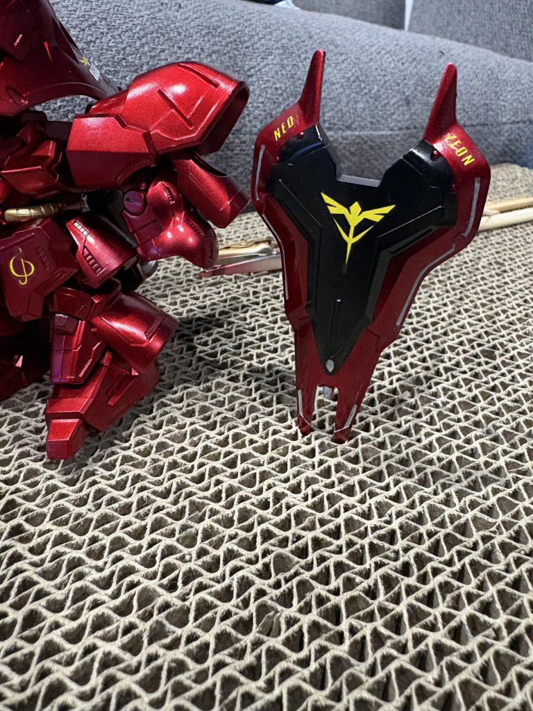 シールドは水転写式デカールと筆塗りにてディテールUP👍