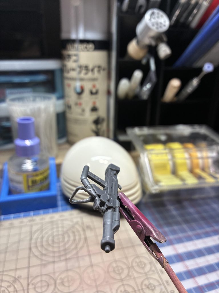 ザクマシンガンの謎の板はくり抜いてプラ棒を引っ付けて〜こういう作業は楽しい♪