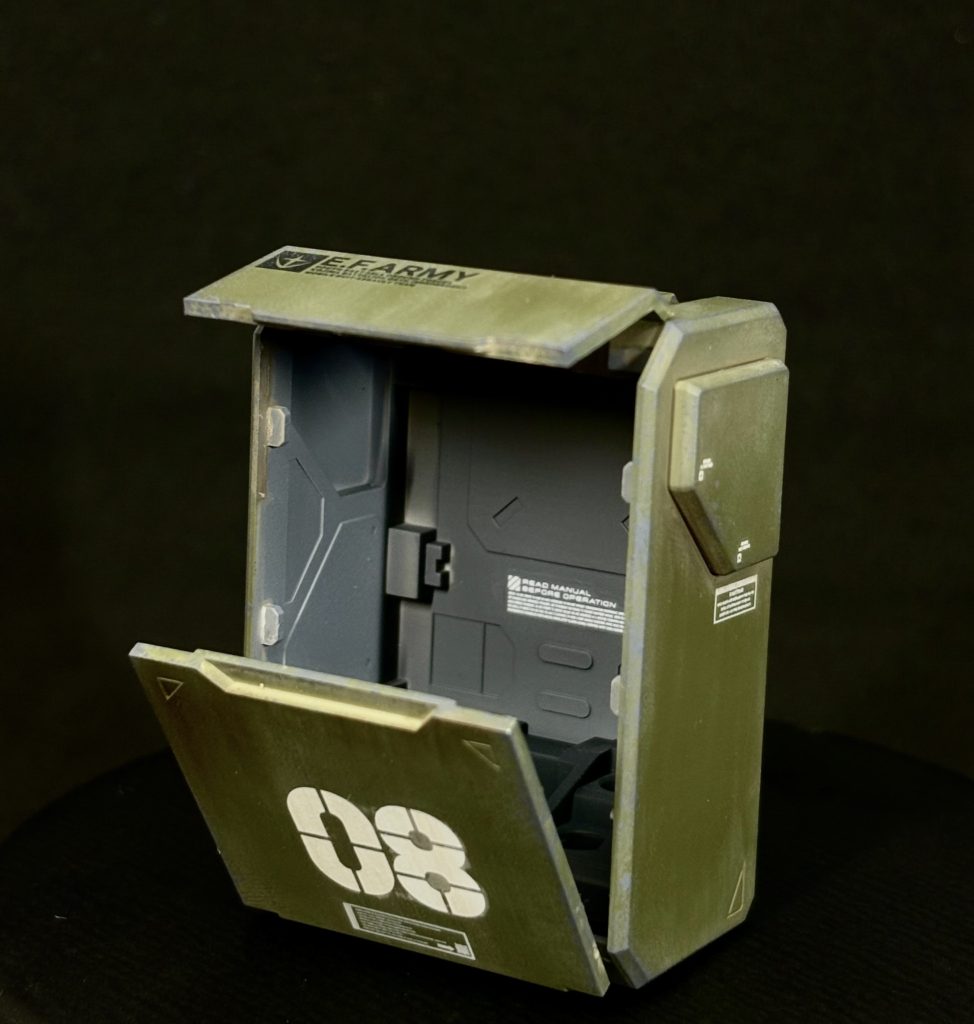 武器andコンテナ今回はサボらず武器までしっかりウェザリングを行いました。コンテナも塗装・ウェザリングをしっかりすると雰囲気でて良いですねー。