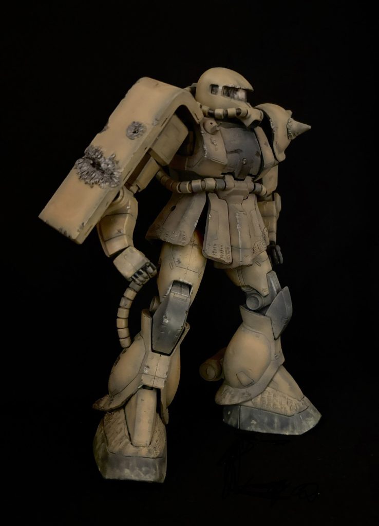 シールドのダメージ加工、肩スパイクの溶接痕、スカート、足には吸着爆弾対策としてドイツ軍戦車に見られたらツィメリットコーティングなどパテで再現しました。シールドは大口径の実弾の弾痕とビームサーベルか何かで切り付けられた痕をイメージしました。