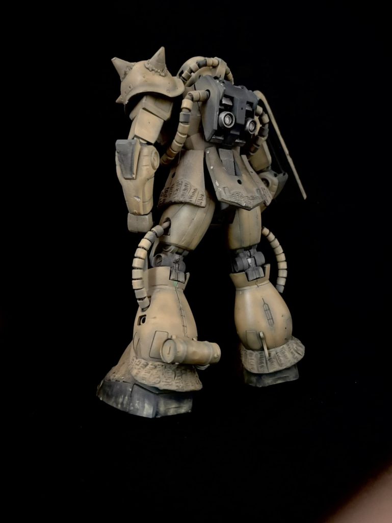 補給もなく長期間孤立している設定なので脚部には給水タンクを増設、右脚の方は破損して脱落してしまった設定です。推進剤節約か残っていない為、ジャンプはほとんどしないので脚部に取り付けても問題ないと判断しました。(着地の衝撃等考慮しなくて済むため)