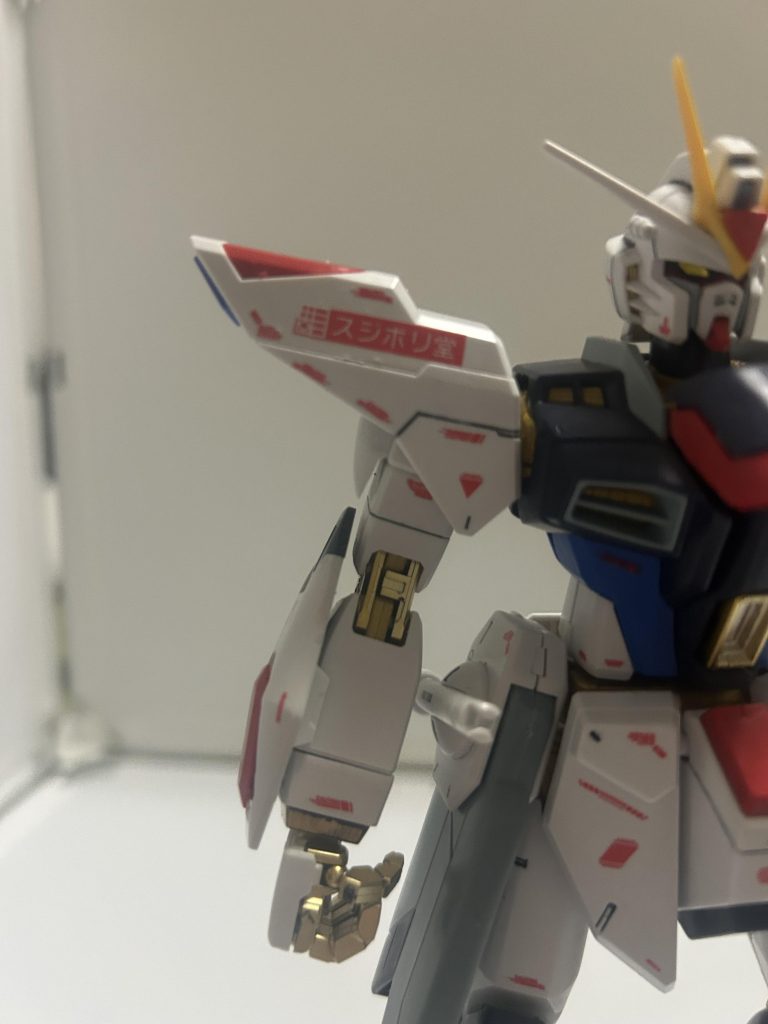 まずはタイトルに使ってすいませんでした。ということでタイトルからも分かるようにスジボリ堂のロゴを入れることを意識してみました。あとは画像のようにデカールを工夫して置いたり、新しい一つのデカールを作ったり…