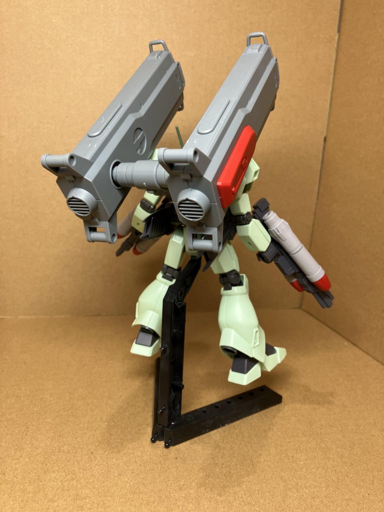 ジェガンの胴体パーツのダボ穴に3ミリ穴開けると、ストライカーパックがいい具合に着きます。