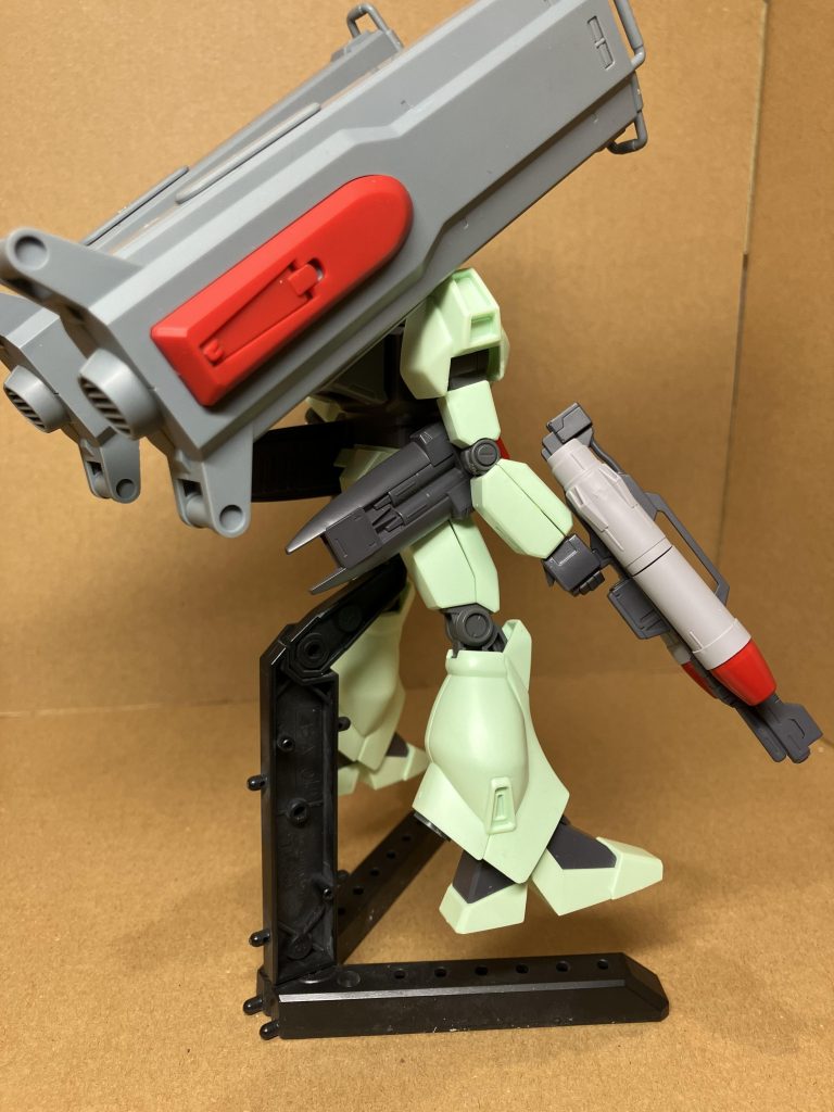 腰にはジムIIIのミサイルをつけています。