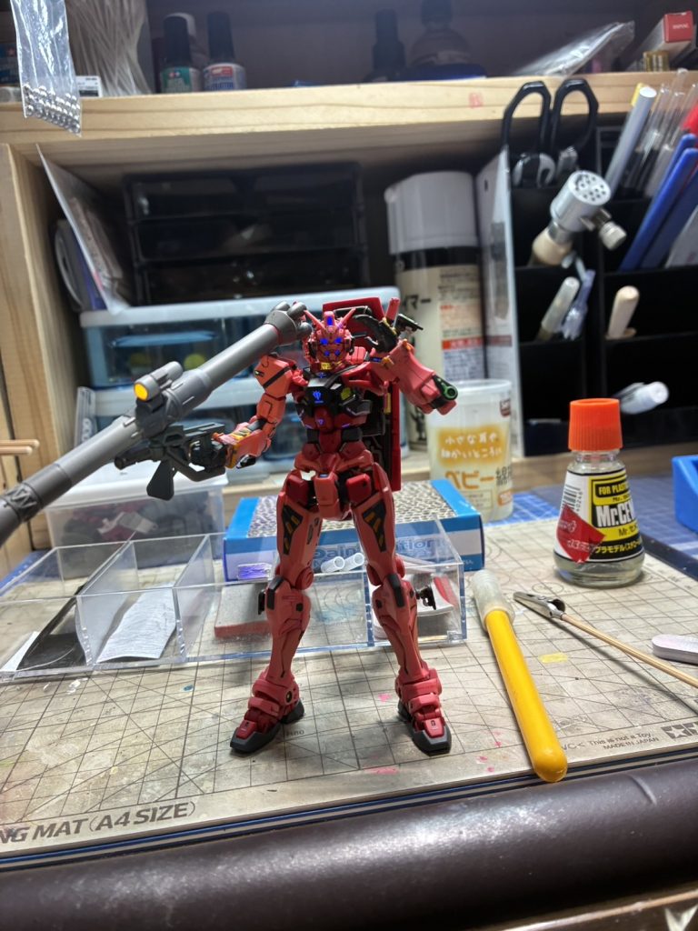 ちょっと番外編ですが、ザクバズーカを持たせて…キシリアさまに敬礼バズーカごっこです笑