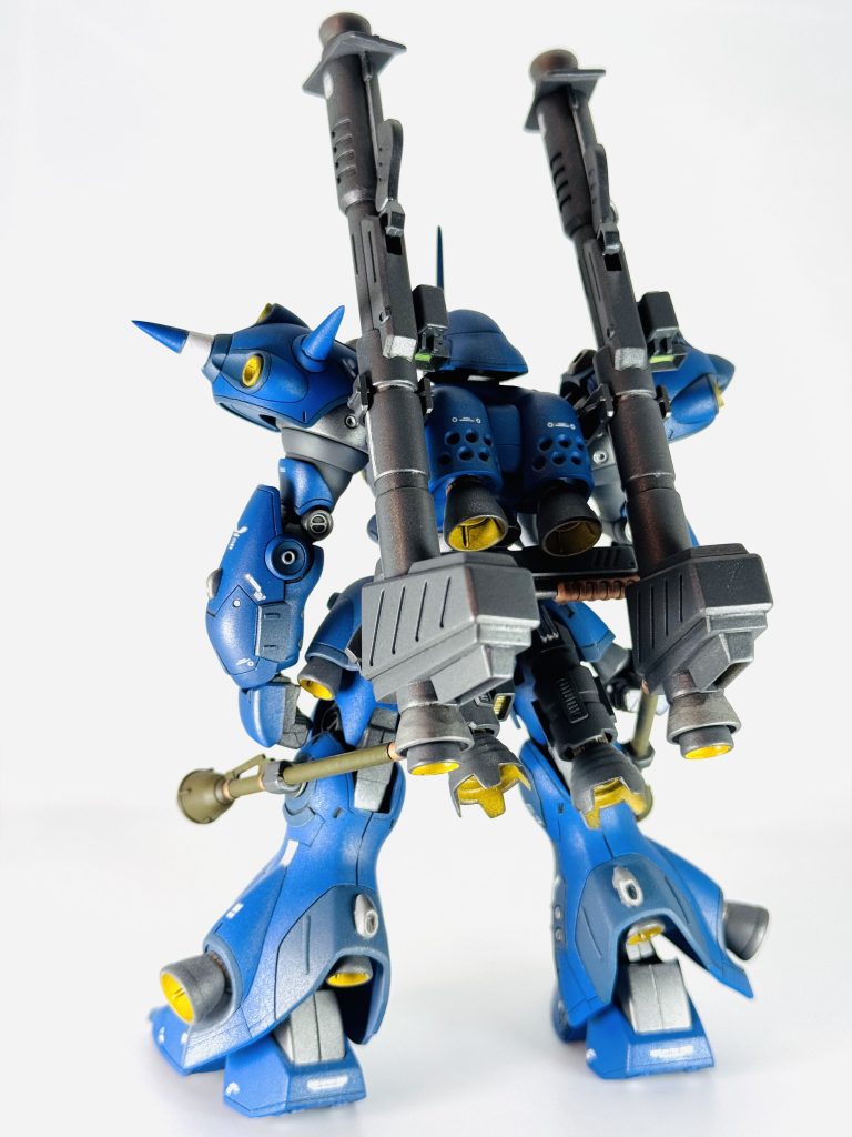 今回一番の改修点はもも裏のスラスター部分です。可動させたかったのでメカサプライのプロペラントタンクを弄ったものを取り付けました。接続がボールジョイントなので多少ですが可動します。元々付いてたスラスターは足に移設しました。