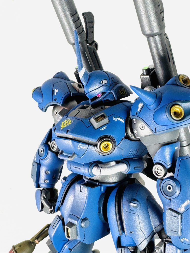 モノアイは可動するように改造。ショルダースパイクは鋭利に改修。ダンモを購入したので丸いディテール付近に使用してみました。頭部バルカンはメタルパーツに差し替え。ヒサシ部分を0.3mmプラ板で少し厚くし目つきを悪く改修。頭部下部も0.3mmプラ板で少し厚みを持たせました。