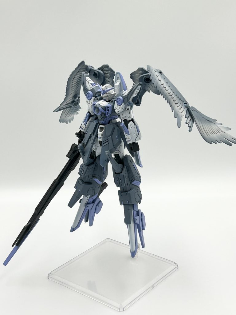 オリジナルEWモード:劇中同様に、ロボット的な機体本体と、パックパックは、有機的なウイングに換装。