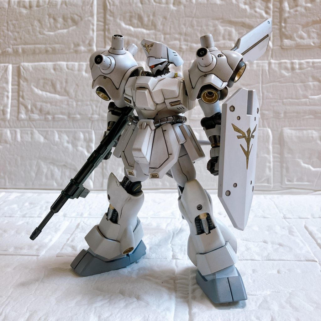 ほぼ全塗装ですが関節は成型色のままです膝の出っ張り？を少し伸ばしてます