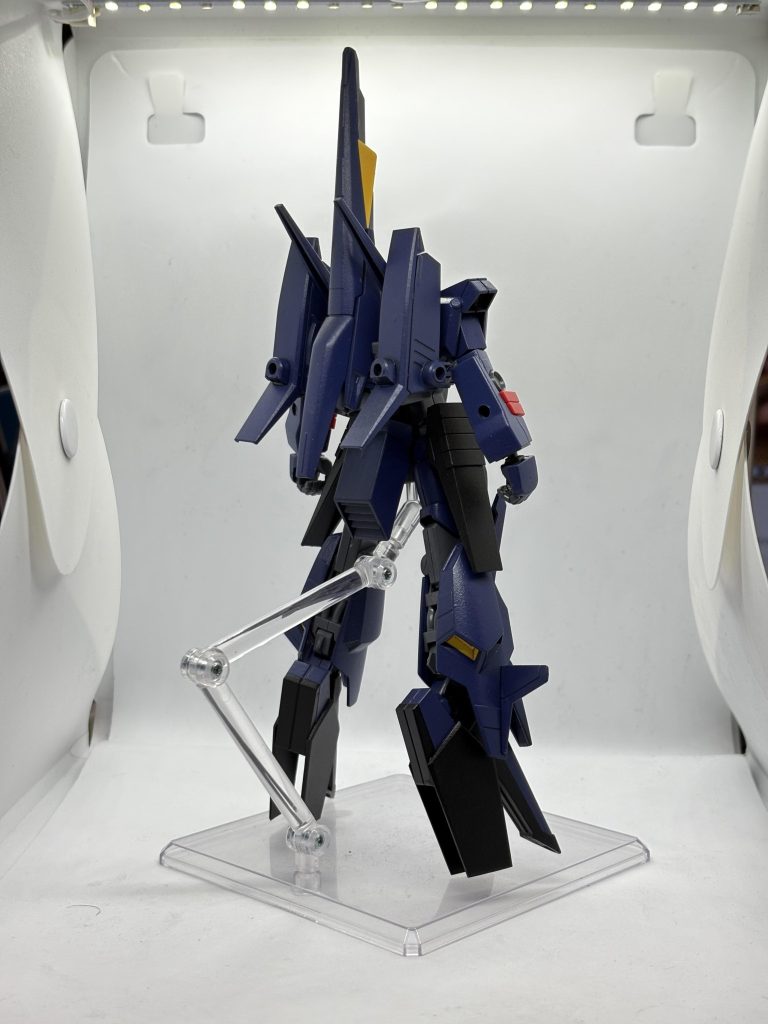 バックパックと腕部に3mm穴を取り付けています。