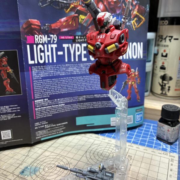 ほとんど出来ているようで…手脚はまだパーツ洗浄待ちで、頭、胴体、バックパック、ライフルまでは一足先に完成です。パーツを広げる場所がないもんでして、特にジークアクスキットはパーツ分割が細かいので一気には出来ないのが個人的に残念なところです。成形色の赤を活かしつつ、塗り分けとして、濃いめの赤でネオジオングレッドを使って、ライフル、サーベル、出来るだけで塗り分けてます。…老眼にはキツい笑（2枚目）