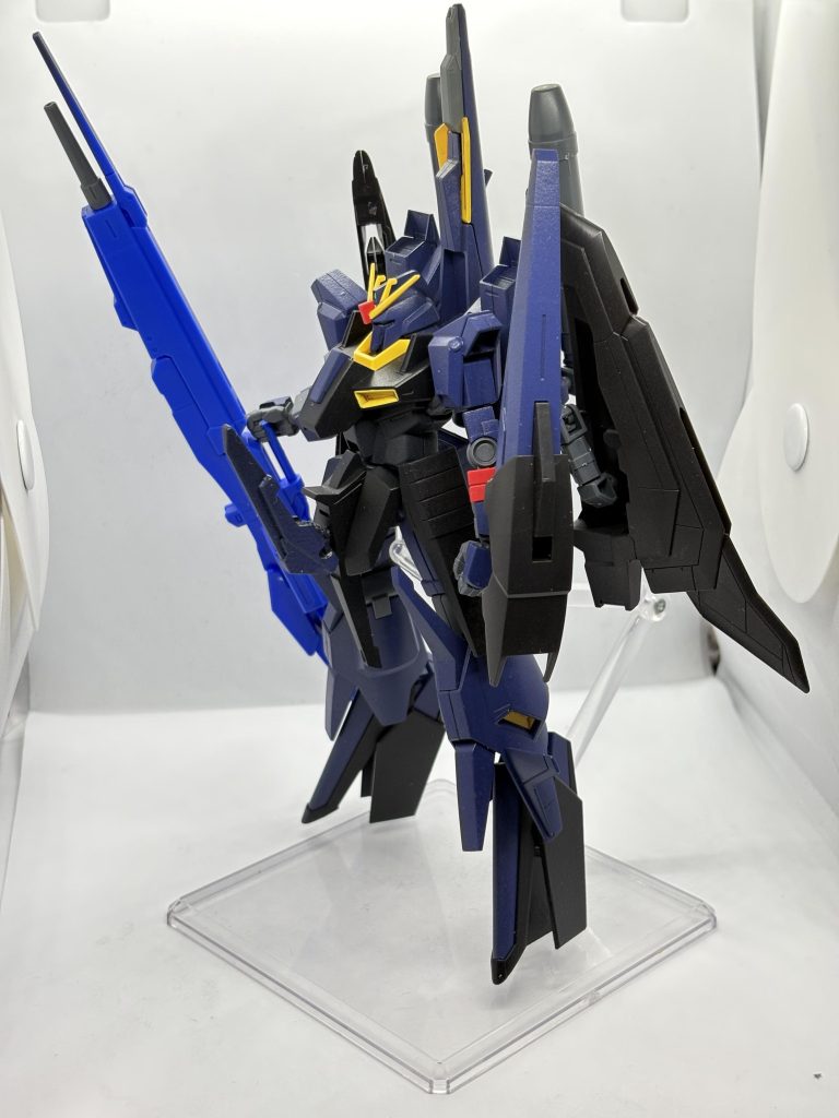 3mm穴を活用してゼータのパーツなどを装備させてリゼル指揮官機っぽい形態にもできます。背部には大型ミサイルを装備しています。この形態が特にお気に入りです！