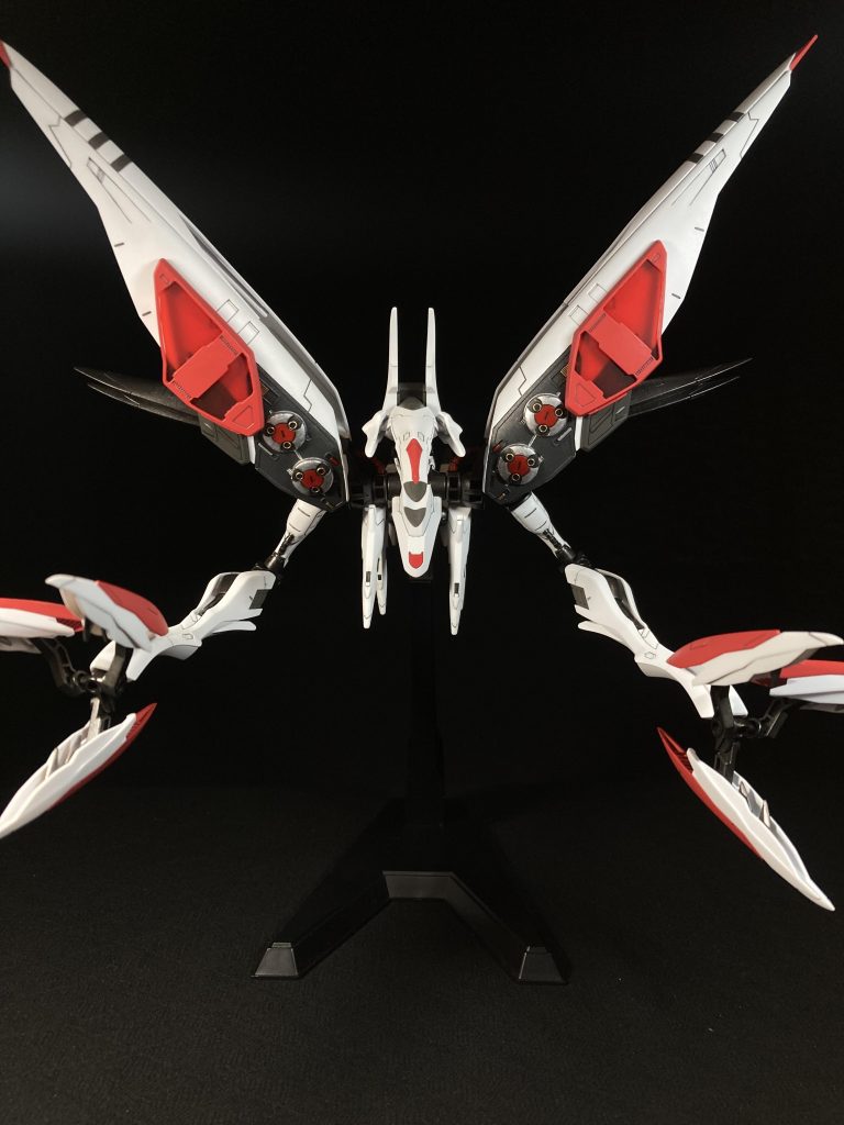 このキットは前腕部分が回転しないのですが、回転出来る様にした事で腕を開いた状態でも力強さが残ってると思います。