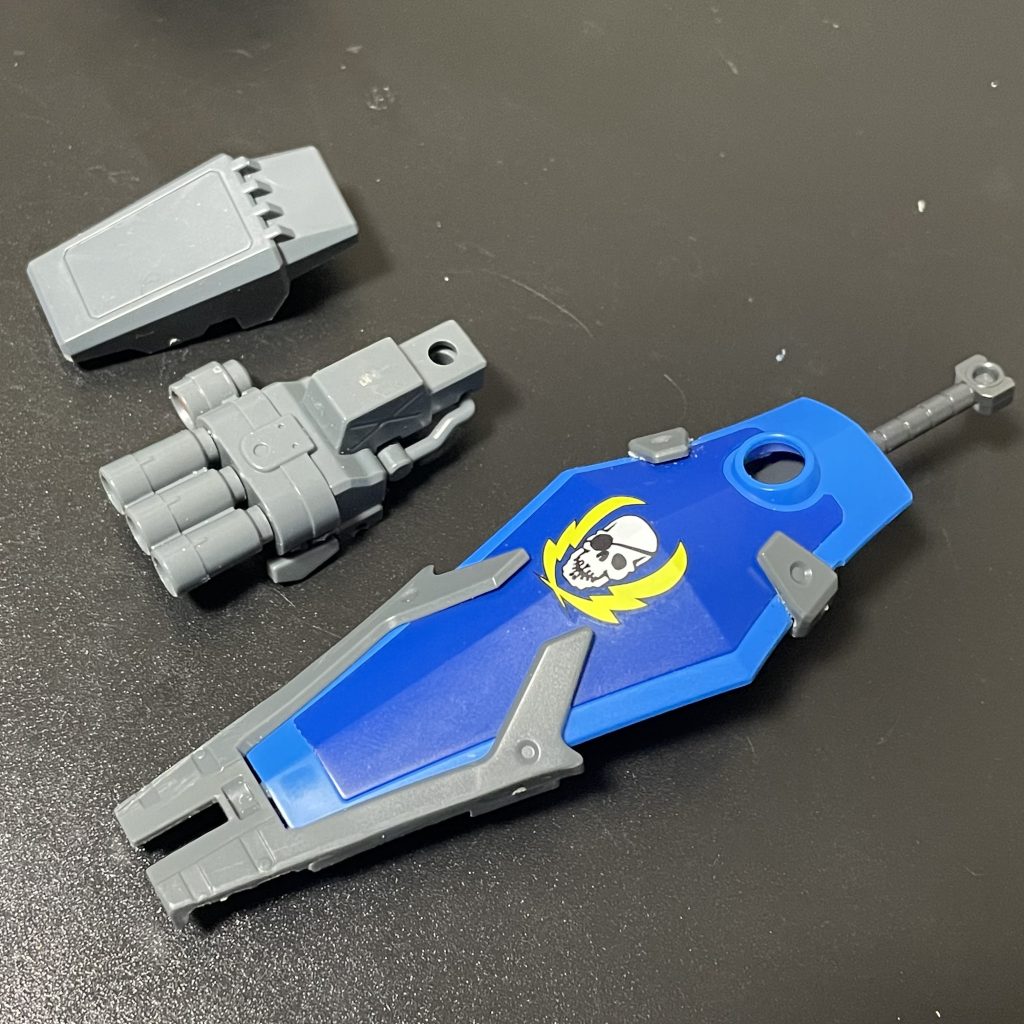 リバイブグフはヒートサーベルがクリアパーツになっている点はいいのですが、剣のツカだけをシールドにマウントする方法が気に入らず不採用。グフカスタムのシールドパーツを流用して、プレバンのドナヒューグフのように作成しました。