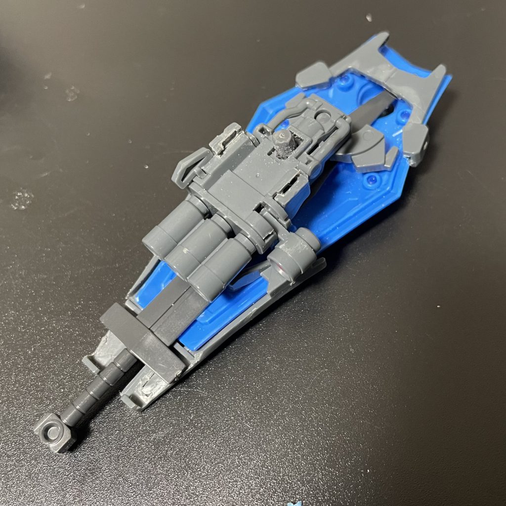 ヒートサーベルはグフカスタムのように上からシールドに刺すのかと思っていたら、プレバンドナヒューグフは下から刺していたのでどちらからでも携行可能にするのに手間がががりました。