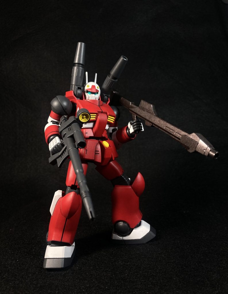 バズーカを肩に担いだ状態。