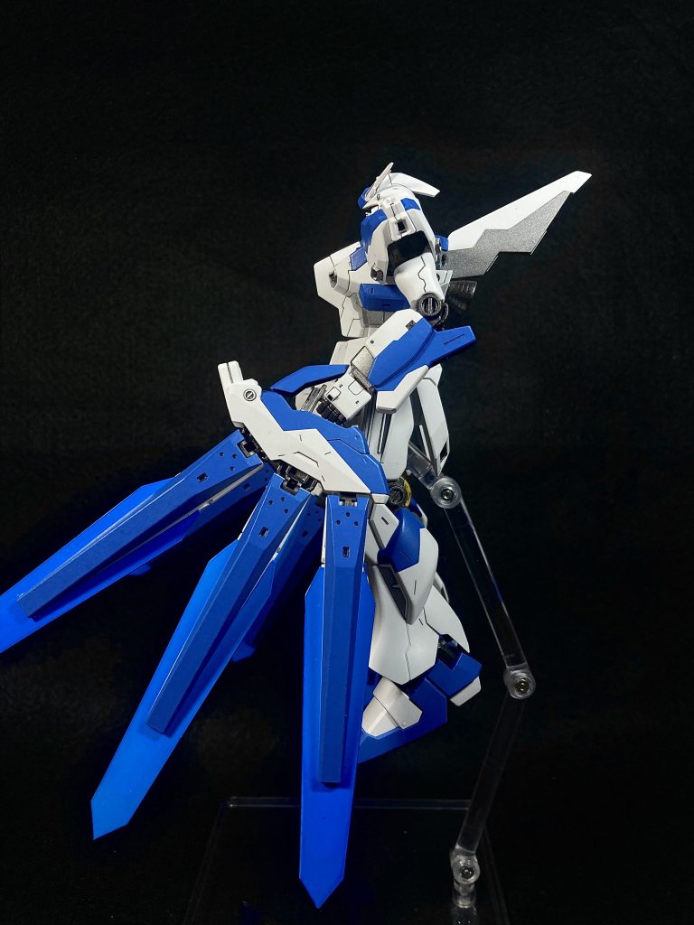 エフェクト的な雰囲気で薄いプラ板を剣の刃の様に切って缶スプレーで塗装してファンネルに取り付けてます。