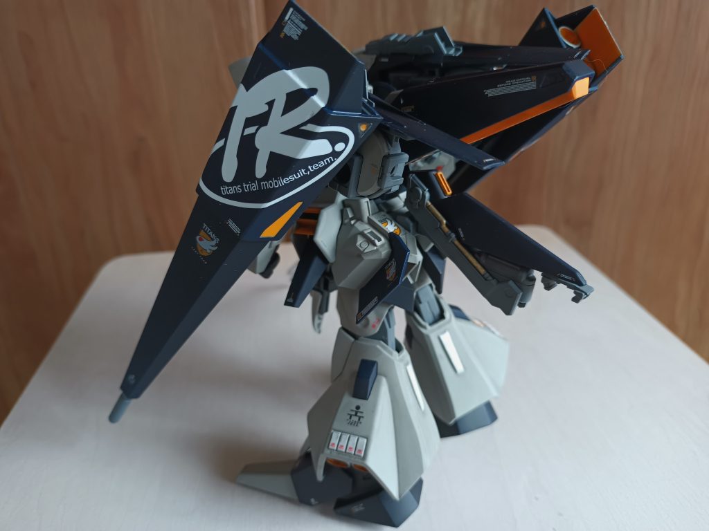 AoZ系の機体はデカールが大変。左右のバインダーのデカールは大物だし、段差はあるしで、ビクビクしながら貼りました。