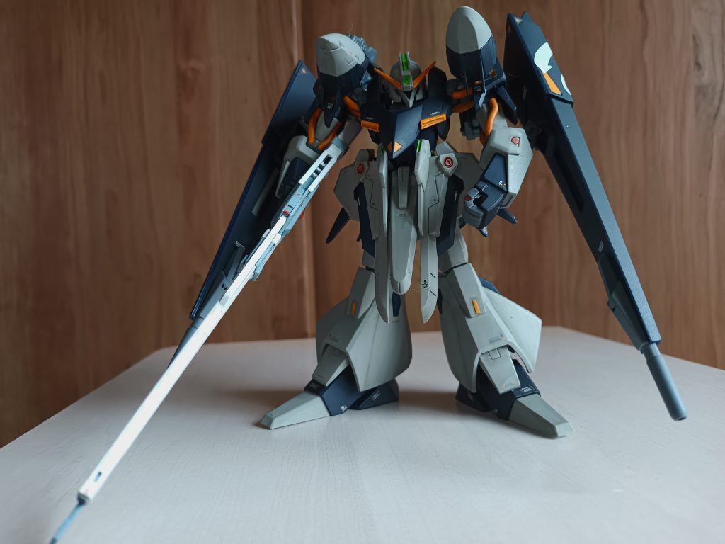 白はギャプランのイメージに合わないなぁと思って明灰白色を使ったらグレイに寄り過ぎました。まぁ何となく気に入ったのでそのまま使いました。バインダーは伸びた状態で固定にして、伸縮レールの隙間を溝付きのプラ版で埋めています。長物のライフルはあえて真っ白にして本体とのギャップを狙ってみました。