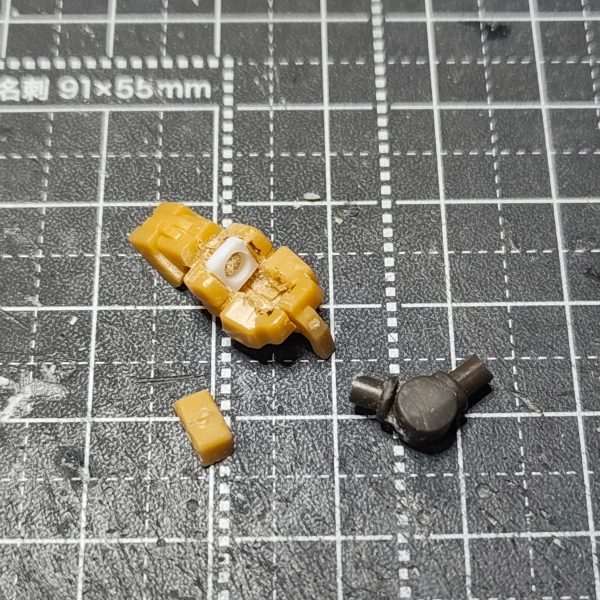 ガンダムアーティファクト第1弾のhi-νガンダムの下半身の改修①足首にＴジョイント（ガシャポンのＳＤガンダムに付属していたもの）を薄くし、受けをプラ板で作り、分割やクリアランス確保に削ったりし移植。前回はＢＪを移植したのですが、かなり面倒な作業だったので、ガンプラ的な感じでＴジョイントにしてみました。②膝は、前回同様に互い違いにしました。接続は今回はネオジムに変更。前回のネジでは、動かしていると緩む＆可動域が狭いのでネオジムにしました。③膝を曲げると赤い部分に干渉して全然曲がらないのです。④の右側参照。赤い部分を削除しプラスネオジムにしたことによって回転軸の中心がズレ④の左側参照まで曲げれます。この互い違いの接続だと膝のセンターで軸打ちすると後ろの動力パイプのディテールが邪魔して曲がらないのですよね～太もも側にクリアランスを作ると見た目が変なのでマグネットパワーでごり押しです(>_<)⑤、⑥腰回りのアーマーはすべてネオジムで接続。軸を入れると、もげたりするのでマグネットパワーで。サイドアーマーの受けは、ホチキスの針の角を使い、元の軸を接続で埋まる分をカットし、裏側からＬ字になるように接着。股間軸の可動は、ＢＪを移植。ＢＪの受け側の上側を保持力が無くならない程度除去し、足の開きの可動域を確保。2年前のハイニューの可動化は、自身初の可動化だったので可動域を気にすることなく可動をどうするかと試行錯誤でした。今回の改修は可動域ＵＰ←大した広くなってないけどね(>_<)（2枚目）