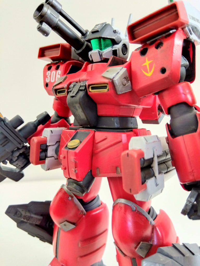 ブチ穴は開口して、プラ板やサポートパーツでディテールアップを。頭部は印象的なパイプ部分を削り取ってからプラ板やジャンクパーツで新しく作り直しました。