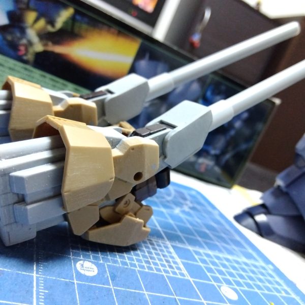 GUNSTAの皆様、今年も宜しくお願いいたします😌昨年は結局ひとつも完成させられなかったので、今年はしっかりと完成まで進めていきたいと思います💦年明けすぐから仕事だったのであまり進んでませんが、前回のバックパックパーツに新たな部位をスクラッチ！なんとなく全体の形をシュツルムディアスのバインダーみたいな感じをイメージしてみました😁しかし…本体のディテールも難しいのに武器のディテールってほんと難しいですね😵考えてるだけで時間が過ぎ去っていく…最後にうちのニャンコからも皆様に新年のご挨拶を申し上げます😸（2枚目）