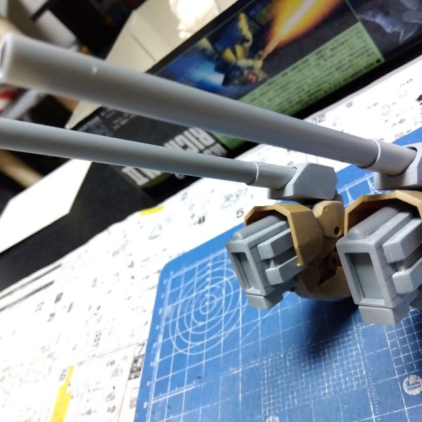 GUNSTAの皆様、今年も宜しくお願いいたします😌昨年は結局ひとつも完成させられなかったので、今年はしっかりと完成まで進めていきたいと思います💦年明けすぐから仕事だったのであまり進んでませんが、前回のバックパックパーツに新たな部位をスクラッチ！なんとなく全体の形をシュツルムディアスのバインダーみたいな感じをイメージしてみました😁しかし…本体のディテールも難しいのに武器のディテールってほんと難しいですね😵考えてるだけで時間が過ぎ去っていく…最後にうちのニャンコからも皆様に新年のご挨拶を申し上げます😸（3枚目）