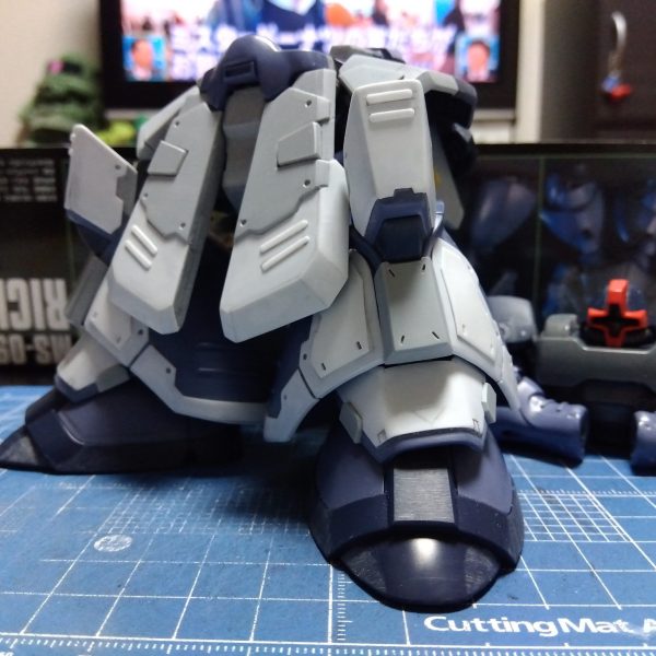 大まかな工作は済んだので、徐々にディテールアップ進めております☺️スジボリは苦手なのでオールプラ板貼り付けによるディテールアップです😁💦どんな風にするか考えるのは大変ですけど、段々と形になってくるとテンション上がってきますね😆そうなると止めどきを見失うんですが(笑)今日のニャンコは海老と格闘してました😸（1枚目）