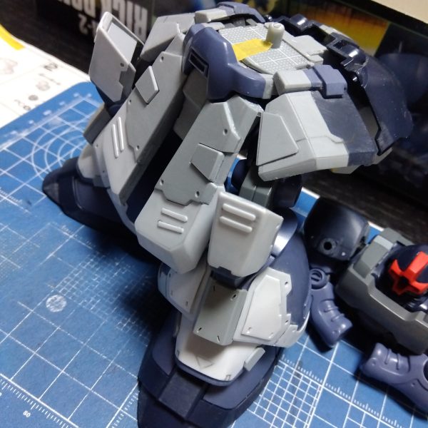 大まかな工作は済んだので、徐々にディテールアップ進めております☺️スジボリは苦手なのでオールプラ板貼り付けによるディテールアップです😁💦どんな風にするか考えるのは大変ですけど、段々と形になってくるとテンション上がってきますね😆そうなると止めどきを見失うんですが(笑)今日のニャンコは海老と格闘してました😸（3枚目）