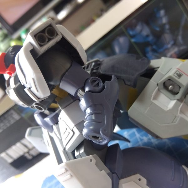 今日は肩アーマーの改修です☺️幅増しして先っちょを切り落とした肩アーマーを、トローペン風の肩アーマーに改修😁プラ板でディテールを足して中央先端部を切り取り、バーニアを追加スクラッチしました！もちろん塗装のことを考えて分解できるようにしてあります☺️（2枚目）