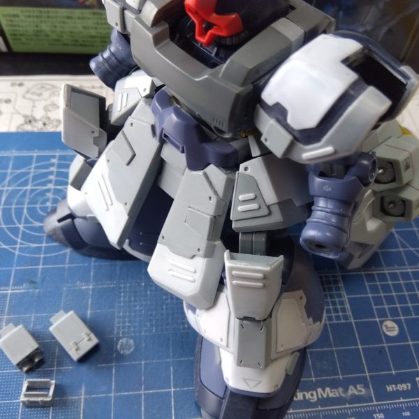 今日は肩アーマーの改修です☺️幅増しして先っちょを切り落とした肩アーマーを、トローペン風の肩アーマーに改修😁プラ板でディテールを足して中央先端部を切り取り、バーニアを追加スクラッチしました！もちろん塗装のことを考えて分解できるようにしてあります☺️（3枚目）