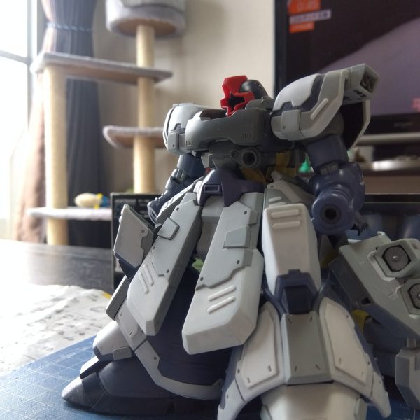 今日は肩アーマーの改修です☺️幅増しして先っちょを切り落とした肩アーマーを、トローペン風の肩アーマーに改修😁プラ板でディテールを足して中央先端部を切り取り、バーニアを追加スクラッチしました！もちろん塗装のことを考えて分解できるようにしてあります☺️（4枚目）