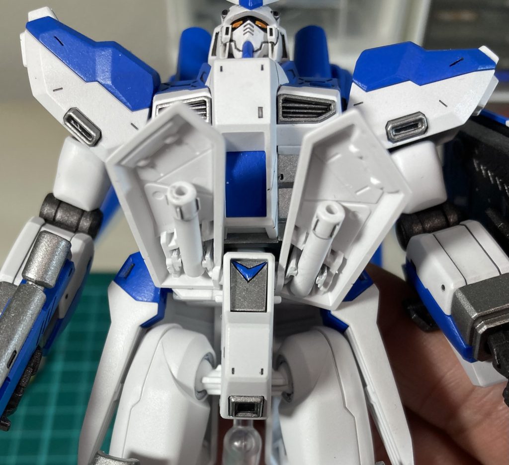 フィン•ファンネルに取り付けられなくなったビームサーベルの持ち手はフロントアーマーの内側に取り付けられる様にしてます。