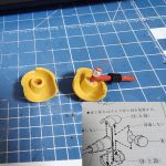 1: 肩は(6)のパーツを置き替え。両方の穴が4mmだったので、4mmのビーズに[…]