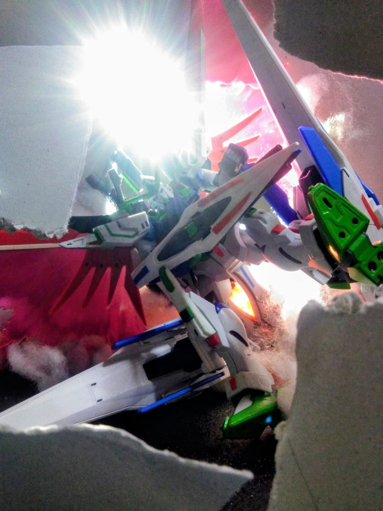 天井？それとも壁？？兎に角《《《蹴り破って突貫‼️》》》です😆👍✨形態名称は『高速巡洋形態 デスティニー ガンダム &nbsp;MEGA ブラスト』　😤💨💨