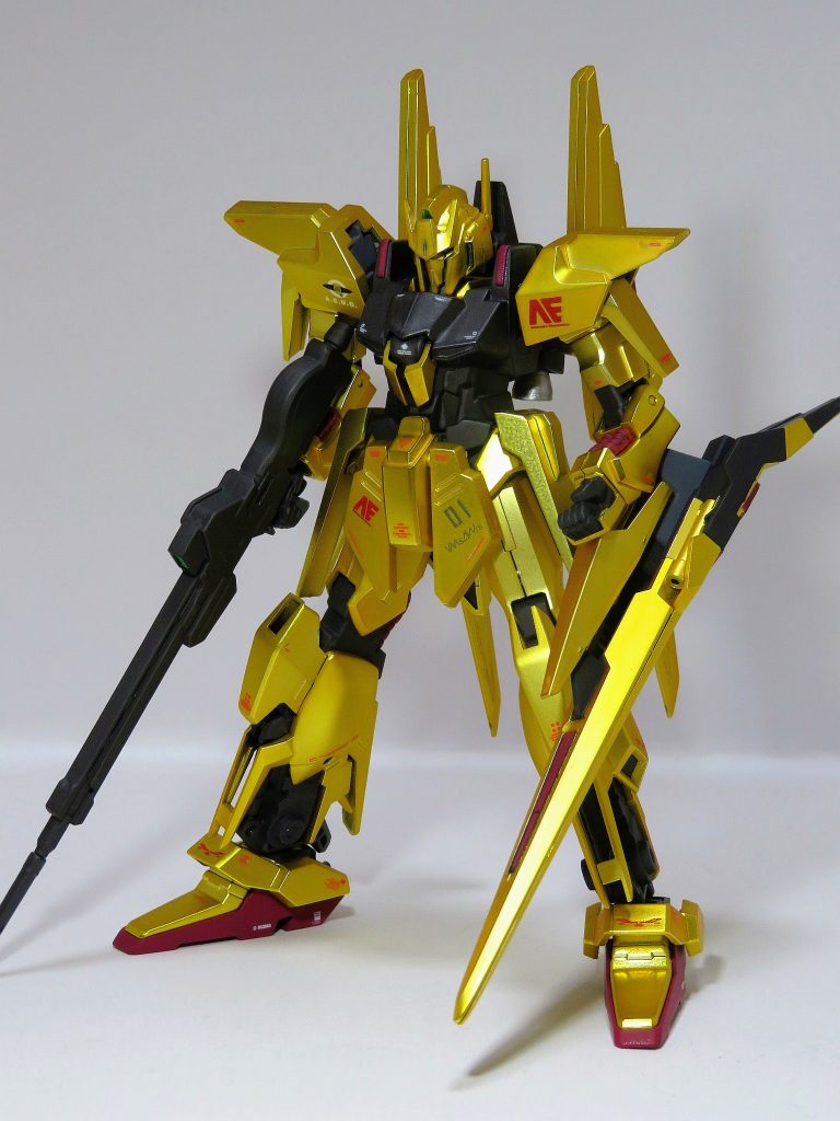 金メッキのキットを製作するのは初めてで、合わせ目やゲート処理もよくわからなかったので、メッキ部分については成形色のままです。それ以外の部分については合わせ目を消して筆塗りにて塗装しました。使用した塗料・クレオスグラファイトブラックシャインシルバーシャアレッドジオングレー他少々