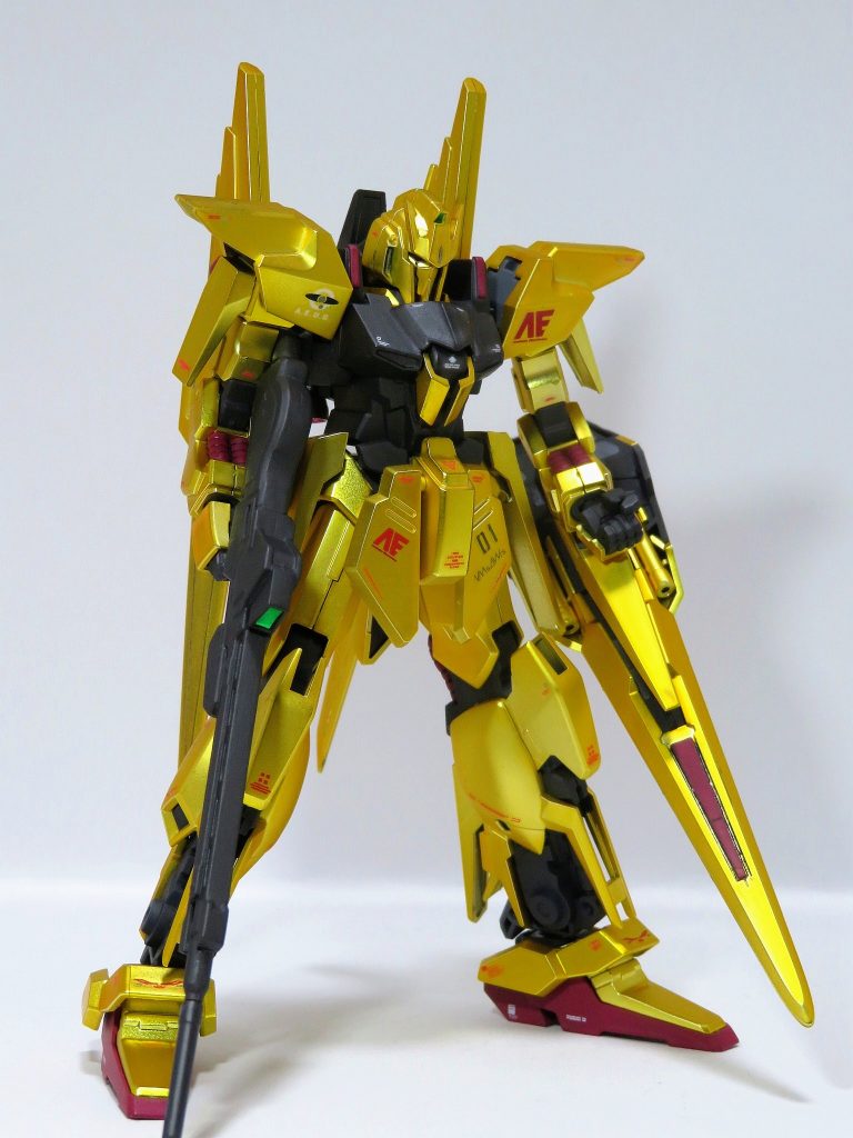 胴体の合わせ目を消して塗装をしたあとに、胴体と肩を繋ぐポリキャップを入れ忘れたことに気づいて、とりあえず無理やりポリキャップをネジ込みました。接続自体は出来たのですが、肩関節の保持力が皆無になりました(-_-;)ポリキャップに切り込みを入れて軸を短く切断して、ペンチで潰すようにしながら入れたのですが、今思えば胴体側の穴をヤスリで拡張したほうが良かったのかなと思いました。肩側の軸は、すっぽ抜けるのを防ぐために、軸を少し延長してABS用接着剤で太らせてあります。