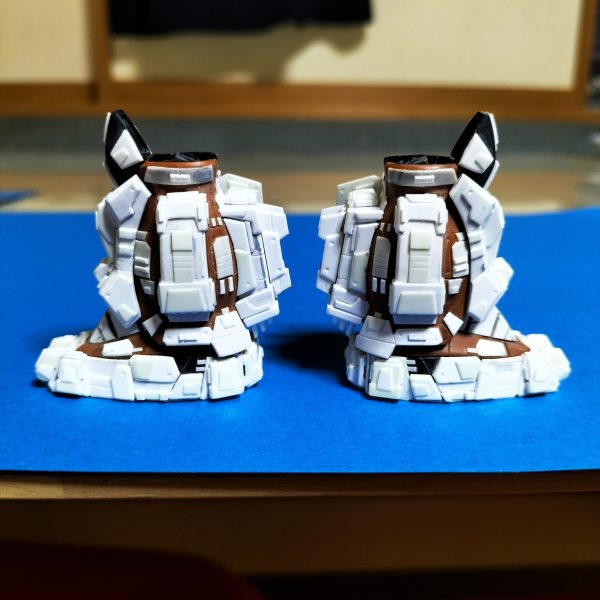 明けましておめでとうございます✨昨年中にここまでは完成させたかったのですが、年末って、どうにも忙しく、ようやく完成しました(；´Д｀)随分、コテコテ、マッチョな脚になりました😂次は腿部の工作やっていきます。カクカクした形状に変更したいので、ここも時間掛かりそうです…(-_-;)（4枚目）